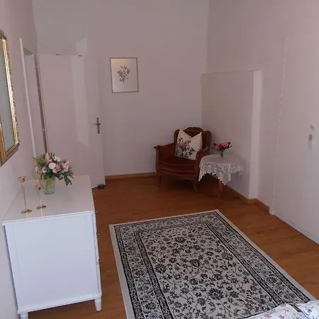 Ferienwohnung Schloss Dornbach *