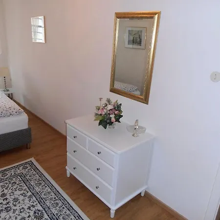Ferienwohnung Schloss Dornbach Appartamento *